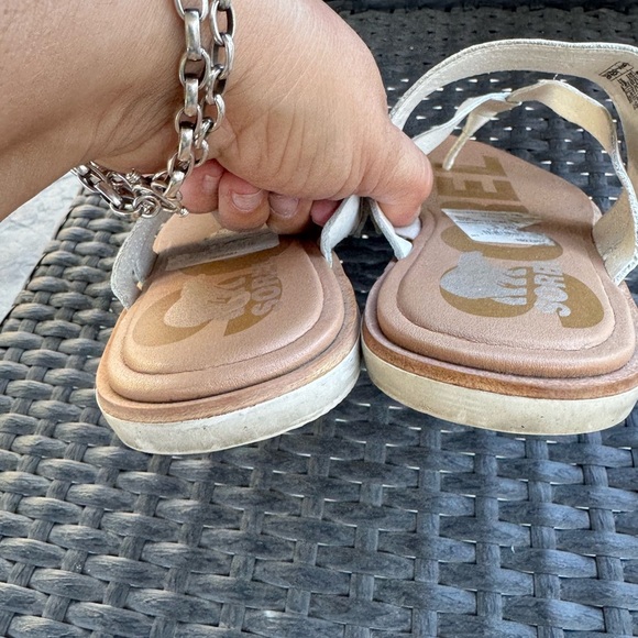 Sorel White Minimalist Sandals with Toe Loop Sz 9 - Picture 5 of 5